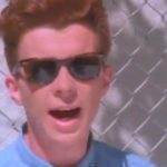 Foto av en ung Rick Astley med solglasögon.