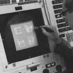 Ivan Sutherland, sedd från sidan, ritar figurer på en ålderdomlig bildskärm med en ljuspenna.