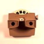 Ljusbrun View-Master med en skiva.