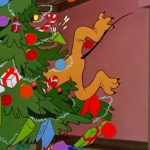 Bakdelen av Musse Piggs hund Pluto sticker ut ur en julgran. Tecknad bild från filmen Plutos julgran från 1952.