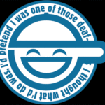 Ett cirkelrunt märke med ett stiliserad leende ansikte i mitten. Något som kanska ska representera en mösskärm sticker ut till höger. I en ring står det: I thought what I'd do was I'd pretend I was one of those deaf-