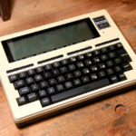 En riktig bärbar har Basic-tolk. TRS-80, modell 100.